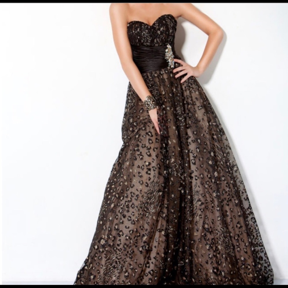 Gown. - Picture 3 of 3